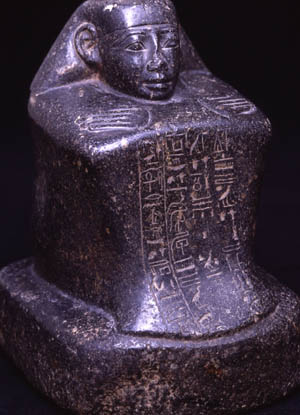 Estatua-cubo de Djehuty que se conserva en Figeac (Francia)