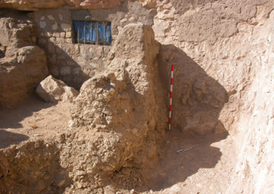 Fragmentos cerámicos con decoraciones pintadas y modeladas hallados en las inmediaciones de la tumba de Hery (TT 12)