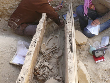 Enterramientos de la dinastía XI hallados debajo del patio de entrada a la tumba de Djehuty