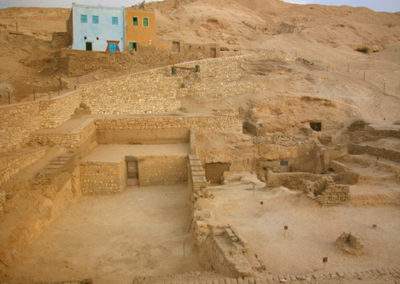 Depósitos funerarios de recipientes cerámicos saítas