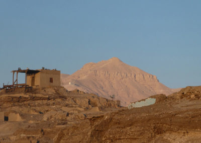 El pico de el-Qurn a las siete de la mañana desde el yacimiento.
