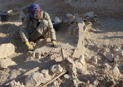 Saabut excava un túmulo de escombro de material funerario arrojado fuera de su tumba por los saqueadores.