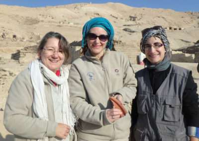 Bettina, Zulema y María encantadas con el hallazgo de cerámica del reino Antiguo.