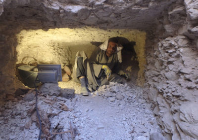 Hagag se ha encargado de excavar el derrubio que llena en parte la cámara sepulcral.
