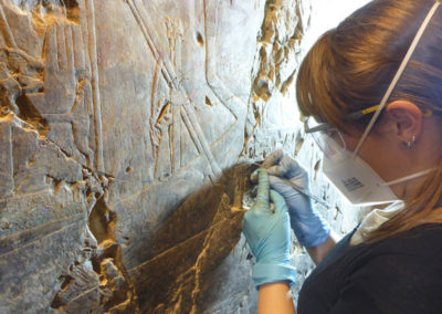 Carmen limpia y consolida la escena de peregrinación a Abidos, representada en el pasillo de la tumba de Djehuty.
