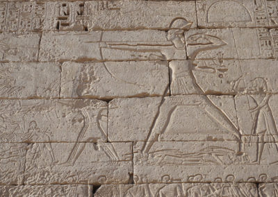 Ramsés III en plena batalla contra los tradicionalmente denominados “Pueblos del Mar”