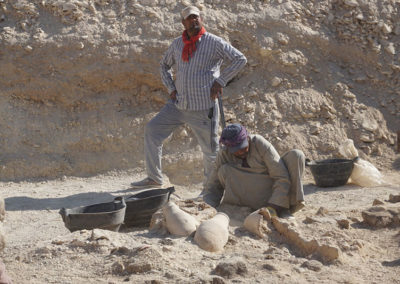 Saabut excava en torno al conjunto de cerámicas.