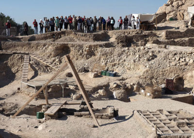Un grupo de la Asociación Española de Egiptología visita el yacimiento.