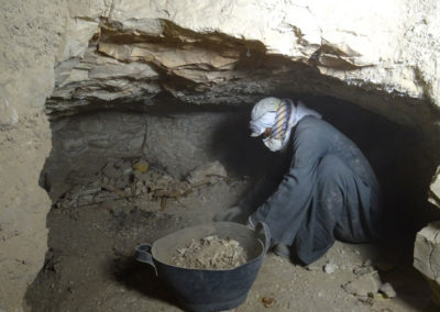 Gamal excava en la cámara sepulcral del pozo.