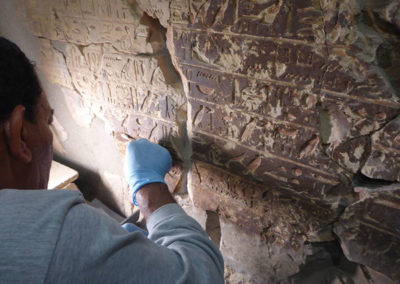 Rifai remata la limpieza de una inscripción en la sala transversal de Djehuty.