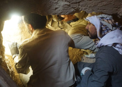 David, Gamal y Javier documentan un hallazgo en la cámara sepulcral del pozo.