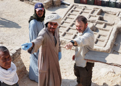 Ahmed Tuamy es el experto en mortero y construcción de muros de adobe. Juega un papel fundamental en la restauración, para lo que los conocimientos y experiencia de Miguel Ángel le han servido de gran ayuda.