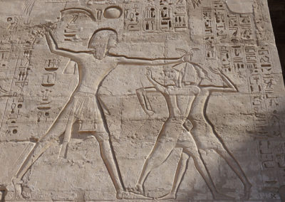 Ramsés III amenaza a un grupo de jefes extranjeros cautivos. Ramsés III amenaza a un grupo de jefes extranjeros cautivos.