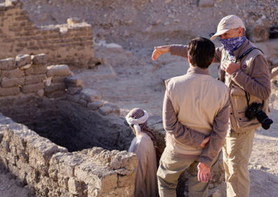 Angie y Javier conversan sobre el pozo que excavan Ibrahim y Hussein.