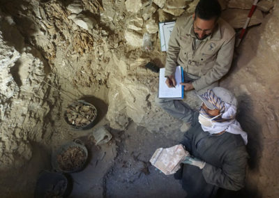 David y Gamal durante la excavación del pozo.