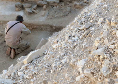José Miguel limpia y analiza uno de los perfiles de su zona de excavación.