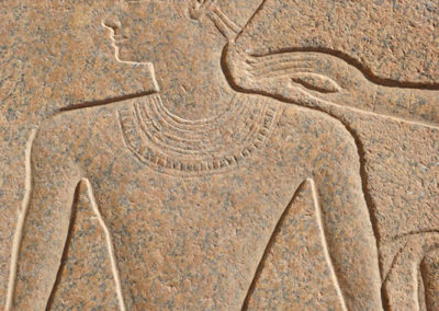 Detalle de la decoración del obelisco caído de la reina Hatshepsut. Detalle de la decoración del obelisco caído de la reina Hatshepsut.