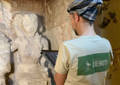 Dani dibuja las inscripciones y relieves asociadas a las esculturas de Djehuty y sus padres.
