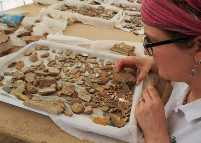 Charlotte trabaja con fragmentos de ataúd asociados a los ocho cartonajes de la dinastía 22.