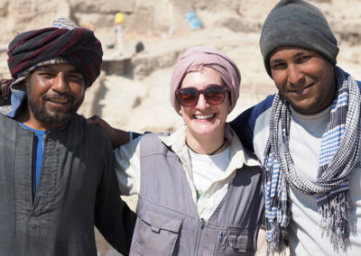 María, infatigable ceramista, siempre tiene tiempo para compartir una sonrisa, esta vez rodeada por Hisham e Ibrahim.