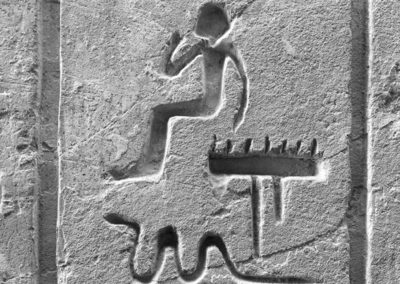 Signos criptográficos a la entrada de la tumba de Djehuty. Signos criptográficos a la entrada de la tumba de Djehuty.