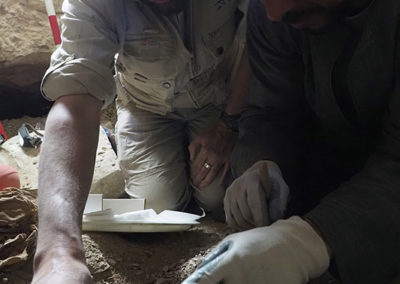 David y Gamal se entienden a la perfección en la excavación.