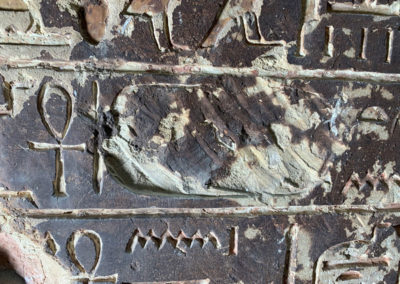 Detalle de la estela en la sala transversal con el nombre de Hatshepsut borrado.