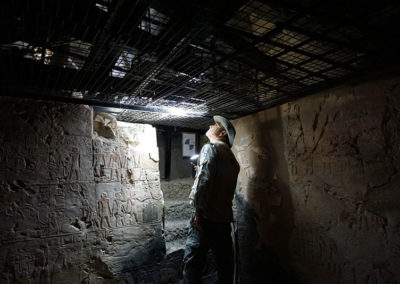 Revisando el interior de la tumba de Djehuty antes de que llegara la luz.