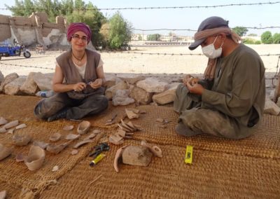 María y Khaled recomponen y estudian la cerámica de una zona que excavó David hace un par de años.