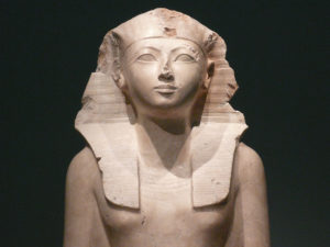 Estatua de Hatshepsut, hoy en el museo Metropolitan de Nueva York