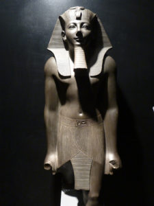 Estatua de Tutmosis III, hoy en el Museo de Luxor