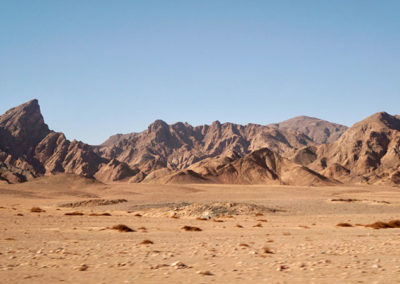 El paisaje del wadi combina zonas llanas con formaciones escarpadas