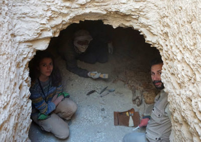 David, Ana y Gamal excavan una de las dos cámaras sepulcrales del pozo.
