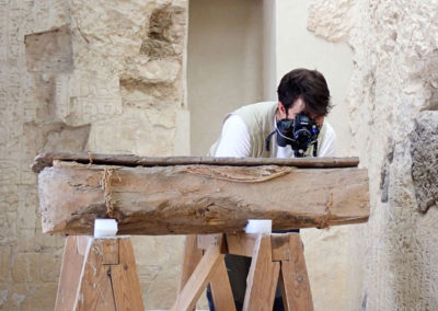 Sergio realiza la fotogrametría del ataúd infantil que excavó en el área de la capilla y el pozo de Ahmose Sergio realiza la fotogrametría del ataúd infantil que excavó en el área de la capilla y el pozo de Ahmose