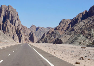 Las paredes rocosas enmarcan la carretera por la que discurriría el wadi