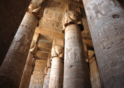 Capiteles de la diosa Hathor en la sala hipóstila del templo.