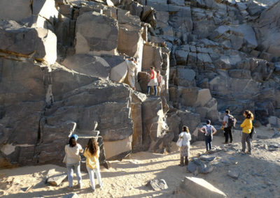 El equipo descubre los graffiti tallados a varias alturas en las paredes de piedra