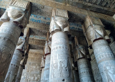 En el templo de Dendera uno puede hacerse una buena idea de cómo sería la decoración en época antigua.