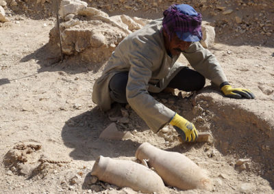 Saabut excava un depósito de cerámica junto a la capilla.