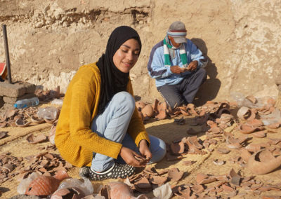Habiba nos ayuda con la cerámica en el yacimiento