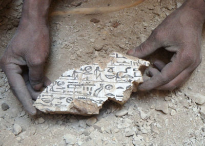 Fragmento probablemente de un ataúd de la dinastía XVII, con un texto escrito en jeroglífico sobre estuco.