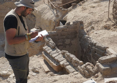 Sergio excava alrededor del pozo de Ahmose para documentar el proceso de su construcción.