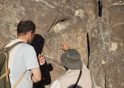 José Miguel y Cisco revisan los graffiti que testimonian las actividades de los gobernantes persas