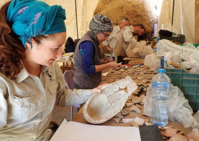 Trabajando con la cerámica y con momias humanas en la jaima grande.
