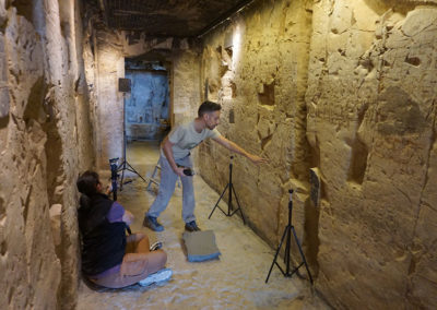 Carmen y Daniel hacen RTI de las paredes del pasillo de la tumba de Djehuty.