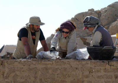Zulema y María revisan la cerámica de la excavación de Sergio.