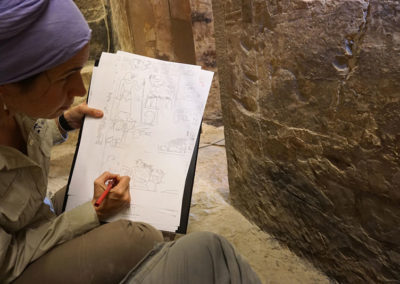 Lucía colaciona el dibujo hecho por Carmen de una de las paredes de la tumba de Djehuty.