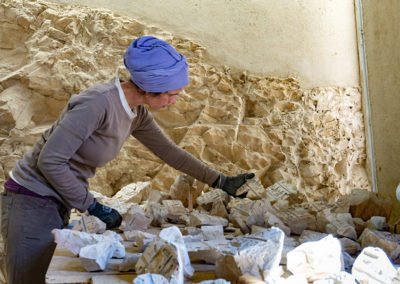 Lucía trata de juntar fragmentos de una inscripción procedente de la sala transversal de Djehuty.