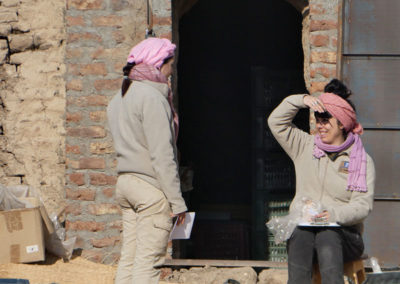 Marisol y Laura procesan los materiales a la entrada de uno de los almacenes.