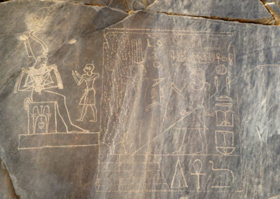 Graffiti con escenas de adoración ante los dioses Osiris y Min Graffiti con escenas de adoración ante los dioses Osiris y Min